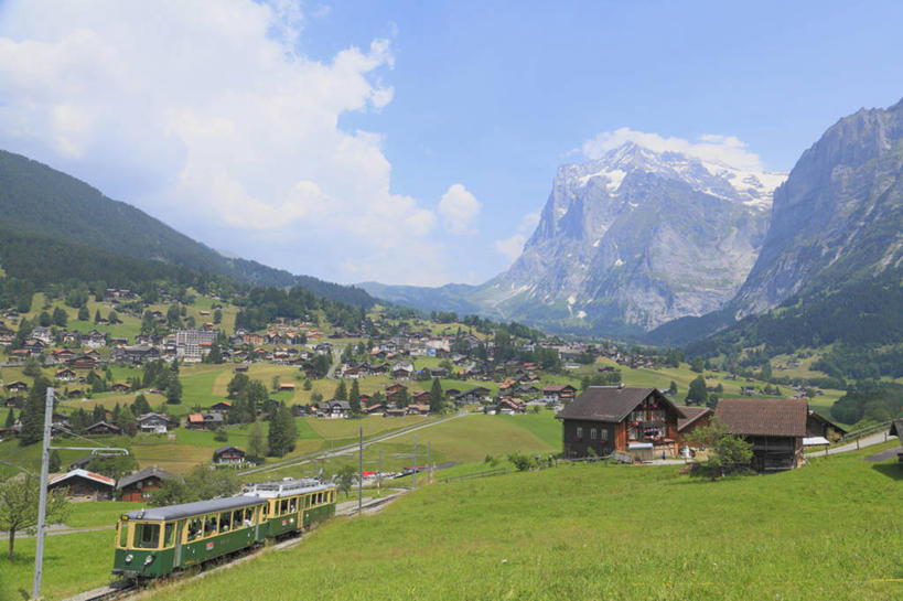 无人,家,横图,室外,白天,正面,旅游,度假,草地,草坪,美景,山,山脉,树林,植物,别墅,路,铁路,火车,瑞士,欧洲,阴影,光线,影子,房屋,屋子,景观,山峰,云,云朵,公寓,轨道,交通,铁轨,山峦,云彩,娱乐,洋房,楼房,住宅,车,草,树,树木,蓝色,绿色,白云,蓝天,天空,阳光,自然,交通工具,群山,天,享受,休闲,景色,放松,运输,生长,晴朗,成长,自然风光,载具,中欧,瑞士联邦,晴空,彩图,房子,格林德尔瓦尔德