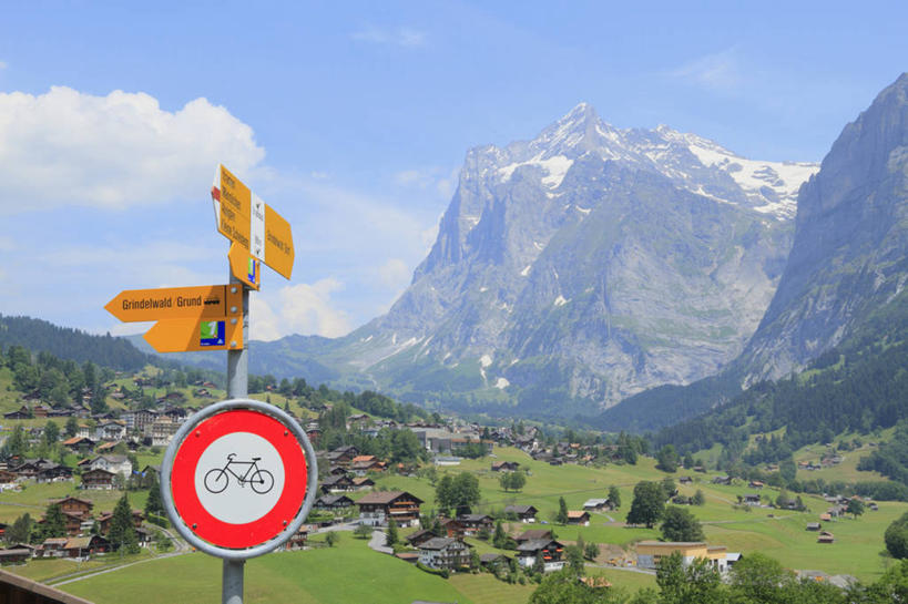 无人,家,横图,室外,白天,正面,旅游,度假,草地,草坪,美景,山,树林,雪,雪山,植物,大雪,别墅,指示牌,瑞士,欧洲,阴影,光线,标志,文字,影子,房屋,屋子,冰,积雪,景观,山峰,雪景,云,云朵,冬季,冬天,公寓,山峦,云彩,方向,娱乐,标识,洋房,楼房,箭头,住宅,草,树,树木,红色,蓝色,绿色,白色,白云,蓝天,天空,阳光,自然,天,享受,休闲,景色,放松,寒冷,生长,晴朗,成长,冰冷,指向,自然风光,中欧,簇,严寒,瑞士联邦,冰凉,酷寒,凛冽,凛凛,极冷,晴空,彩图,房子,格林德尔瓦尔德