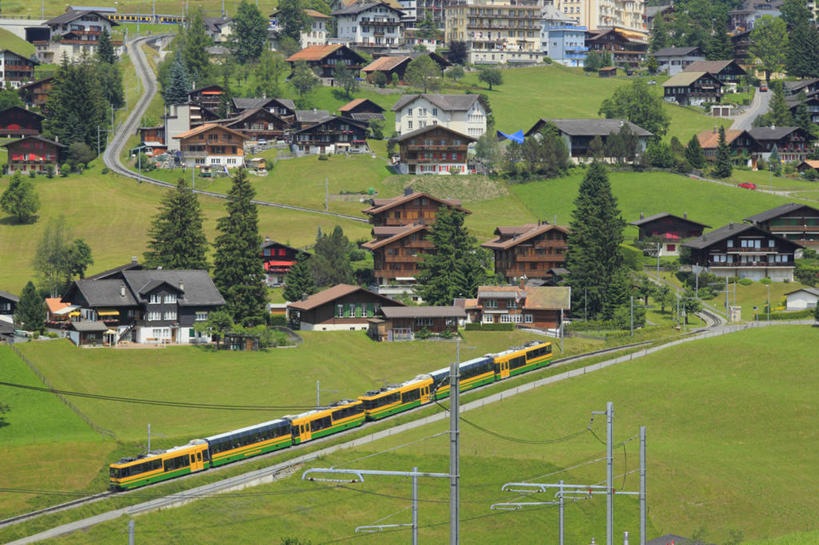 无人,家,横图,室外,白天,正面,旅游,度假,草地,草坪,美景,植物,别墅,路,铁路,火车,瑞士,欧洲,阴影,光线,影子,房屋,屋子,景观,公寓,轨道,交通,铁轨,娱乐,洋房,楼房,住宅,车,草,树,树木,绿色,阳光,自然,交通工具,享受,休闲,景色,放松,运输,生长,成长,自然风光,载具,中欧,瑞士联邦,彩图,房子,格林德尔瓦尔德