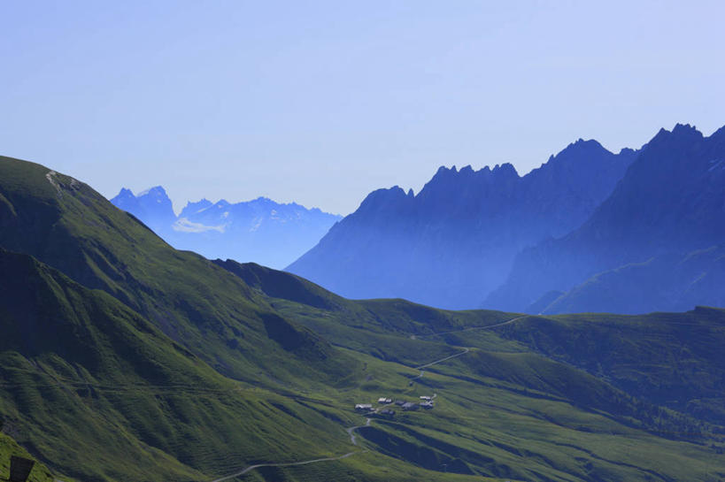 无人,家,横图,室外,白天,正面,旅游,度假,草地,草坪,美景,山,树林,雪,雪山,植物,大雪,别墅,道路,路,瑞士,欧洲,阴影,曲折,弯曲,光线,影子,房屋,屋子,冰,积雪,景观,山峰,雪景,冬季,冬天,公寓,小路,交通,山峦,娱乐,洋房,楼房,住宅,草,树,树木,蓝色,绿色,蓝天,天空,阳光,自然,天,享受,休闲,景色,放松,寒冷,蜿蜒,生长,晴朗,成长,冰冷,自然风光,中欧,万里无云,严寒,瑞士联邦,冰凉,酷寒,凛冽,凛凛,极冷,晴空,晴空万里,彩图,房子,格林德尔瓦尔德