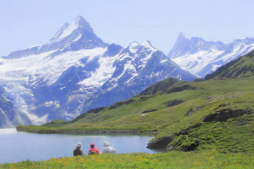 西方人,三个人,坐,横图,室外,白天,旅游,度假,草地,草坪,湖,湖泊,花海,花圃,美景,山,树林,水,雪,雪山,植物,大雪,叶子,瑞士,欧洲,欧洲人,行人,游客,游人,阴影,服装,盛开,光线,影子,冰,湖面,积雪,景观,山峰,水流,水面,雪景,冬季,冬天,山峦,花蕾,休闲装,娱乐,路人,旅客,草,花,花瓣,花朵,花卉,鲜花,树,树木,背面,衣服,蓝色,绿色,蓝天,天空,阳光,自然,湖水,花丛,花束,花田,天,花苞,花蕊,享受,休闲,休闲服,景色,放松,寒冷,服饰,生长,晴朗,成长,冰冷,自然风光,中欧,万里无云,严寒,瑞士联邦,冰凉,酷寒,凛冽,凛凛,极冷,过客,男人,男性,年轻男性,年轻女性,女人,女性,白种人,晴空,晴空万里,坐着,彩图,全身,格林德尔瓦尔德