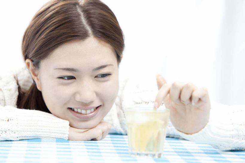 东方人,脸,头,脸颊,脖子,手,一个人,坐,笑,微笑,露齿笑,横图,室内,特写,白天,正面,餐桌,桌子,柠檬,杯子,亚洲,双手,仅一个年轻女性,仅一个女性,仅一个人,撑,指,阴影,服装,反射,方格,格子,影子,墙,饮品,一杯,注视,指点,休闲装,黄种人,肩膀,墙壁,墙面,玻璃制品,饮料,一个,衣服,蓝色,白色,水杯,观察,看,趴着,休闲,手部,休闲服,搭,服饰,单个,餐台,观看,察看,撑着,指向,搭着,关注,可口,能量,补充,适口,年轻女性,女人,女性,亚洲人,头部,脖,颈,颈部,脸部,脸蛋,面部,玻璃杯,益母果,柠檬片,柠果,趴,坐着,半身,彩图