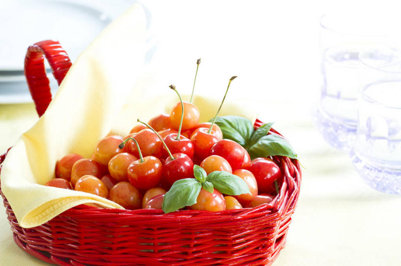 无人,交叉,横图,俯视,室内,特写,白天,爱情,水,植物,餐桌,桌子,竹子,樱桃,杯子,餐具,水果,叶子,一堆,许多,阴影,堆叠,堆积,花纹,竹制,爱心,新鲜,编织,反射,布,碟子,篮子,盘,图案,液体,影子,生食,香料,食品,果实,绿叶,草药,篮,很多,浪漫,布纹,饮用水,中药,玻璃制品,食物,一个,红色,盘子,水杯,碟,香草,矿泉水,温暖,温馨,心形,嫩叶,恩爱,有机食品,绿色食品,单个,餐台,竹条,堆,布匹,交织,罗勒,和睦,竹制品,紫苏,药材,中草药,蒸馏水,九层塔,圣约瑟夫草,甜罗勒,兰香,中药材,本草,穿插,心型,叶,叶片,玻璃杯,樱珠,莺桃,英桃,楔桃,牛桃,荆桃,彩图,高角度拍摄,融洽