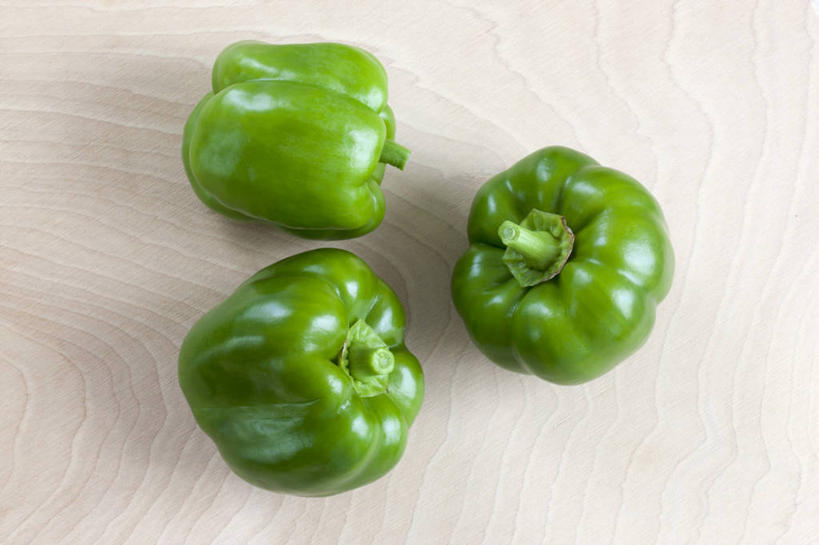 无人,横图,俯视,室内,特写,白天,餐桌,桌子,蔬菜,阴影,新鲜,反射,影子,青椒,食品,食物,三个,有机食品,绿色食品,餐台,大椒,菜椒,甜椒,柿子椒,灯笼椒,彩图,高角度拍摄