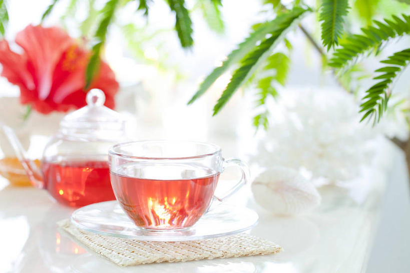 无人,横图,室内,特写,白天,正面,幸福,餐桌,茶,桌子,杯子,叶子,玻璃,阴影,朦胧,模糊,盛开,反射,影子,红茶,茶叶,绿叶,木槿,木槿花,杯垫,美丽,花蕾,娱乐,玻璃制品,花,花瓣,花朵,鲜花,水杯,垫子,花苞,花蕊,享受,休闲,温馨,嫩叶,放松,乐趣,餐台,提神,舒适,坚韧,醒脑,永恒,质朴,无穷花,芙蓉茶,叶,叶片,茶杯,彩图