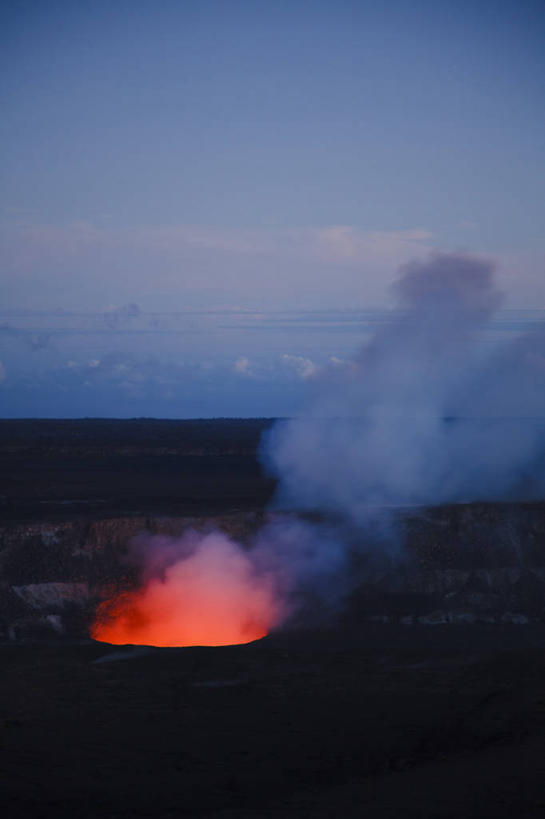 无人,竖图,室外,白天,正面,旅游,度假,火山,石头,美景,山,山脉,夏威夷,美国,石子,景观,山峰,山峦,背光,喷发,娱乐,蓝色,蓝天,天空,自然,群山,天,享受,休闲,景色,放松,晴朗,北美,北美洲,国家公园,自然风光,美洲,爆发,火山爆发,逆光,火山喷发,沉积岩,万里无云,火山岛,夏威夷岛,夏威夷州,爱洛哈之州,夏威夷火山国家公园,北亚美利加洲,亚美利加洲,火山公园,火山国家公园,暴发,水成岩,地壳运动,地质现象,活火山,石块,岩石,晴空,晴空万里,彩图,美利坚合众国