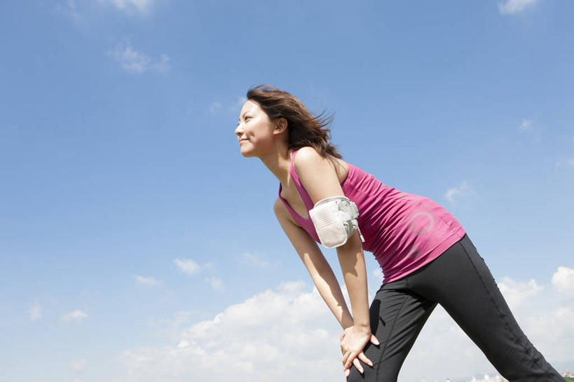 东方人,一个人,站,笑,微笑,露齿笑,横图,室外,白天,仰视,锻炼,运动,亚洲,仅一个年轻女性,仅一个女性,仅一个人,撑,阴影,服装,光线,背心,影子,云,云朵,云彩,注视,黄种人,衣服,蓝色,白云,蓝天,天空,阳光,天,观察,看,站着,弓步,服饰,晴朗,观看,张开双腿,察看,撑着,衣着,穿着,关注,衣饰,展开双腿,体育,年轻女性,女人,女性,亚洲人,晴空,站立,半身,彩图,低角度拍摄,健身,弓箭步,伸展双腿