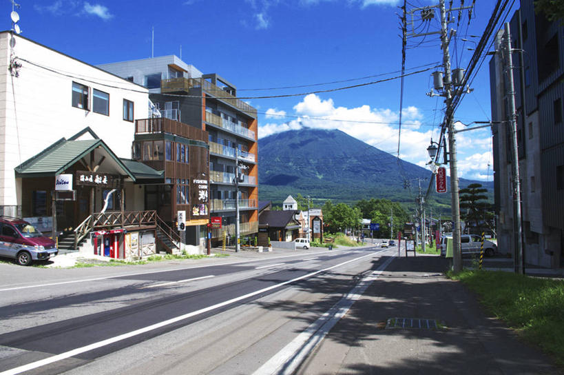 无人,家,横图,室外,白天,正面,旅游,度假,草地,草坪,美景,植物,道路,路,公路,北海道,日本,亚洲,阴影,电力,光线,电线,电线杆,线,影子,房屋,屋子,景观,云,云朵,公寓,分界线,电能,停车线,交通,线路,云彩,娱乐,洋房,楼房,住宅,草,树,树木,蓝色,绿色,白云,蓝天,天空,阳光,自然,天,享受,休闲,景色,放松,生长,晴朗,成长,电,车行道,车行道分界线,电源,自然风光,标线,能量,东亚,车行线,日本国,北海道地方,北海道岛,羊蹄山,支笏洞爷国立公园,晴空,马路,彩图,房子