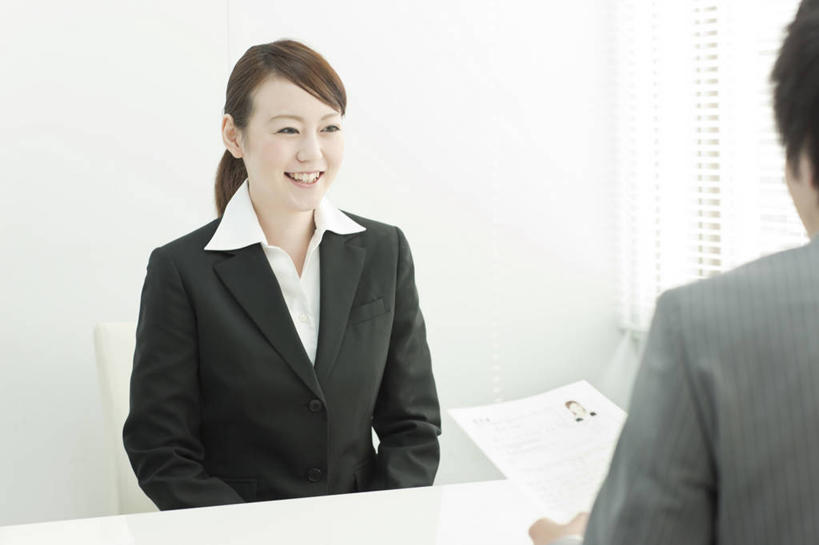 东方人,背部,两个人,同事,商务人士,商务男性,商务女性,办公室,坐,笑,说,微笑,露齿笑,横图,室内,白天,正面,衬衫,讨论,成功,合作,团队,集体,信心,窗户,家具,桌子,亚洲,握,套装,材料,档案,文件,纸,百叶窗,办公桌,墙,拿,拿着,注视,黄种人,队伍,相视,墙壁,墙面,白色,手稿,资料,观察,看,面对面,握着,观看,对视,面试,证明,察看,领导,简历,互视,成就,关注,文档,相对,商务装,合伙,领袖,工薪阶层,相看,办公家具,交流,男人,男性,年轻男性,年轻女性,女人,女性,亚洲人,白领,上班族,沟通,讲话,交谈,商讨,说话,谈话,坐着,半身,彩图,衬衣,口试