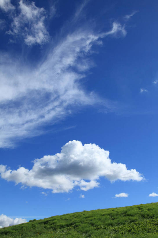 无人,竖图,室外,白天,正面,旅游,度假,草地,草坪,美景,植物,长野县,日本,亚洲,阴影,光线,影子,景观,云,云朵,云彩,娱乐,草,蓝色,绿色,白云,蓝天,天空,阳光,自然,天,享受,休闲,景色,放松,晴朗,自然风光,东亚,本州,本州岛,日本国,中部地方,长野,诹访,诹访市,晴空,彩图