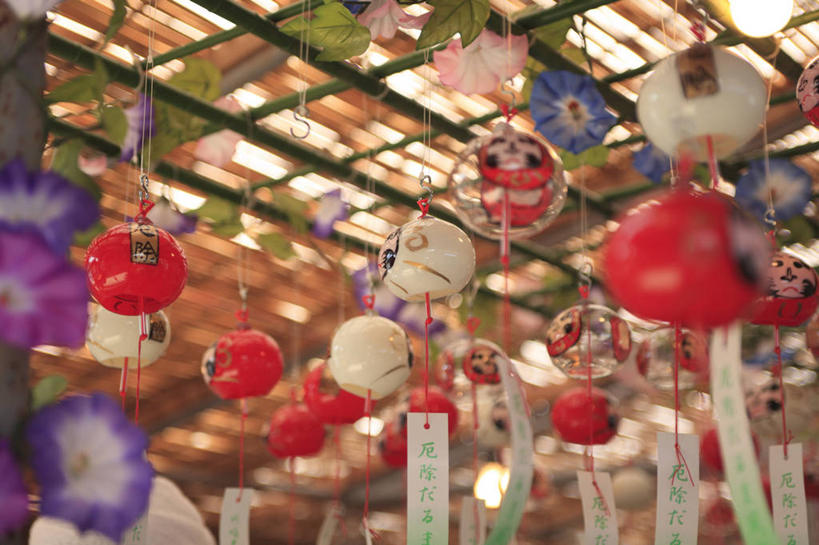 无人,横图,室外,白天,仰视,幸福,运气,风铃,叶子,一排,许多,吊挂,悬挂,阴影,朦胧,模糊,整齐,装饰,并列,并排,光线,影子,绿叶,很多,挂,排列,阳光,祈祷,祈福,嫩叶,警示,许愿,华丽,修饰,祈求,吉祥,点缀,平和,队列,问候,平行,警惕,衬托,美观,雅致,雅观,思念,想念,玉振,幸运,叶,叶片,占风铎,彩图,低角度拍摄,日式风铃