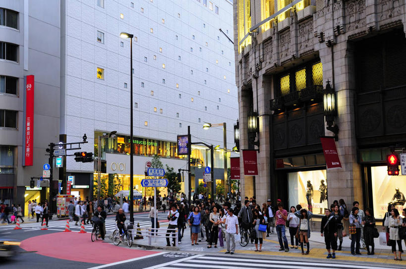东方人,商店,站,走,横图,室外,白天,正面,购物,度假,安全,消费,美景,窗户,落地窗,城市风光,超市,城市,橱窗,道路,路,人行横道,商场,公路,自行车,东京,日本,亚洲,行人,游客,游人,阴影,服装,光线,包,皮包,人造模特,影子,景观,红绿灯,人行道,灯光,分界线,停车线,信号灯,交通,新宿,许多人,注视,休闲装,黄种人,娱乐,路人,旅客,玻璃窗,车,脚踏车,衣服,交通工具,观察,看,站着,一群人,享受,休闲,休闲服,景色,放松,警示,金融,百货,服饰,期待,道具,观看,等待,车行道,车行道分界线,等候,单肩包,察看,关注,提示,载具,标线,人行横道线,流通,选购,贸易,百货公司,东亚,服装模特,模特道具,车行线,玻璃橱窗,交通信号灯,本州,时装道具,展示道具,服装模特道具,陈列道具,行人信号灯,关东地方,本州岛,日本国,东京都,新宿区,血拼,县厅,东京市,过客,男人,男性,年轻男性,年轻女性,女人,女性,亚洲人,斑马线,马路,步行,散步,站立,走路,半身,彩图,购物商场,购物中心,商业中心