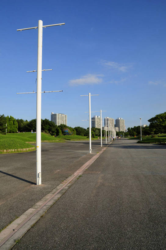 无人,高楼大厦,竖图,室外,白天,正面,度假,美景,树林,植物,城市风光,城市,大厦,道路,建筑,路,摩天大楼,公路,日本,亚洲,一排,许多,阴影,整齐,并列,并排,电力,光线,电线,电线杆,线,影子,景观,云,云朵,电能,交通,千叶县,很多,线路,云彩,娱乐,树,树木,排列,蓝色,绿色,白云,蓝天,天空,阳光,自然,天,享受,休闲,景色,放松,生长,晴朗,成长,电,电源,队列,能量,平行,东亚,本州,关东地方,本州岛,日本国,千叶,晴空,马路,彩图,大楼,高层建筑,高楼,摩天楼,幕张国际城