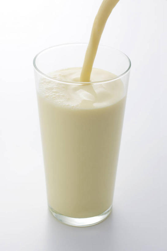 无人,竖图,俯视,室内,特写,白天,白色背景,餐桌,桌子,杯子,倒,阴影,反射,影子,饮品,营养,玻璃制品,饮料,一个,白色,水杯,摄影,影棚,单个,餐台,豆浆,安神,玻璃杯,彩图,高角度拍摄,影棚拍摄,拍摄,植物奶