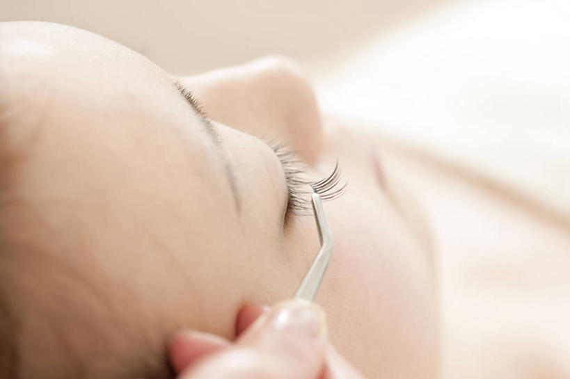 东方人,脸,头,脸颊,睫毛,手,两个人,美容师,闭眼,横图,俯视,室内,特写,白天,亚洲,握,阴影,朦胧,模糊,反射,镊子,影子,黄种人,一个,手部,假睫毛,握着,单个,单手,眼妆,化妆师,年轻女性,女人,女性,亚洲人,头部,睫,脸部,脸蛋,面部,眼睫毛,闭眼睛,闭着眼,闭着眼睛,半身,彩图,高角度拍摄,美容用品,演员造型设计人员