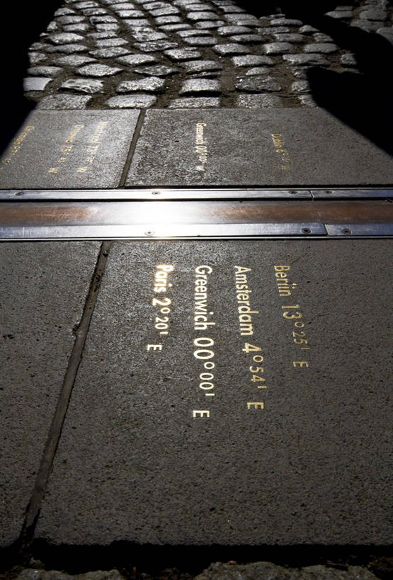 无人,竖图,俯视,室外,特写,白天,旅游,度假,标志建筑,地标,建筑,英国,欧洲,伦敦,阴影,光线,英文,标志,文字,影子,字符,字母,地面,首都,娱乐,标识,建设,阳光,享受,休闲,旅游胜地,放松,英文字母,西欧,大不列颠,格林威治,大不列颠及北爱尔兰联合王国,雾都,格林尼治,格林尼治天文台,格林威治天文台,彩图,高角度拍摄,大不列颠王国,大英帝国,联合王国,日不落帝国,本初经线,本初子午线,格林尼治子午线,格林威治子午线,子午线