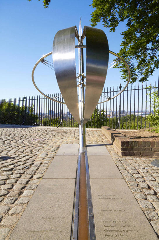 无人,栏杆,竖图,室外,白天,正面,旅游,度假,草地,草坪,树林,植物,标志建筑,地标,建筑,雕塑,英国,欧洲,伦敦,阴影,艺术,装饰,光线,英文,标志,雕刻,雕像,文字,影子,字符,字母,围栏,首都,娱乐,标识,建设,护栏,草,树,树木,蓝色,绿色,蓝天,天空,阳光,自然,工艺品,天,享受,休闲,旅游胜地,放松,生长,晴朗,成长,纪念,英文字母,美术,西欧,主题,大不列颠,陈列,格林威治,大不列颠及北爱尔兰联合王国,万里无云,功能,美学,雾都,格林尼治,格林尼治天文台,格林威治天文台,晴空,晴空万里,彩图,大不列颠王国,大英帝国,联合王国,日不落帝国,本初经线,本初子午线,格林尼治子午线,格林威治子午线,子午线