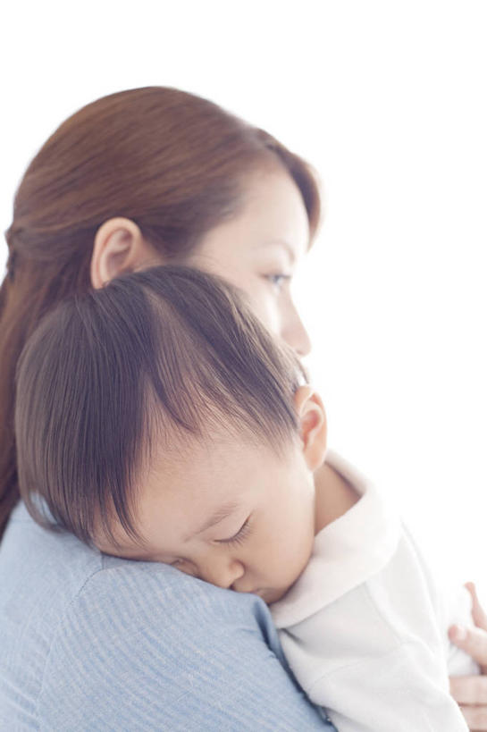 东方人,婴儿,儿童,两个人,家庭,母亲,站,闭眼,抱,竖图,室内,白天,白色背景,侧面,婴儿服装,烹饪,西餐,纯洁,亚洲,服装,料理,食品,注视,黄种人,菜肴,美食,食物,小孩,衣服,观察,看,站着,温暖,温馨,一家人,可爱,母爱,童年,童趣,西式,摄影,服饰,活泼,佳肴,影棚,抱着,观看,和睦,察看,搂着,衣着,穿着,关注,宝宝,薯角,童真,西式快餐,垃圾食品,纯真,烂漫,无邪,母婴,衣饰,伶俐,天真,年轻女性,女人,女性,亚洲人,孩子,年轻人,闭眼睛,闭着眼,闭着眼睛,搂,搂抱,站立,半身,彩图,影棚拍摄,婴儿服,拍摄,炸薯角,融洽