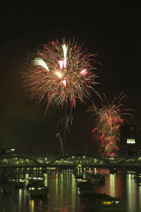 无人,家,竖图,俯视,室外,夜晚,旅游,度假,河流,美景,水,城市风光,城市,建筑,烟火,夜景,船,东京,日本,亚洲,阴影,光线,影子,房屋,屋子,河水,景观,水流,公寓,建筑群,灯光,游艇,辉煌,娱乐,建设,洋房,楼房,住宅,焰火,交通工具,享受,休闲,灿烂,景色,放松,璀璨,载具,礼花,光辉,东亚,本州,关东地方,本州岛,日本国,东京都,隅田川,花炮,礼花炮,绚烂,光耀,烟花,彩图,高角度拍摄,房子