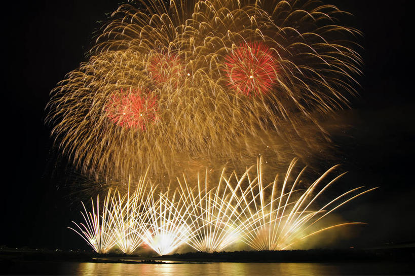 无人,横图,彩色,室外,夜晚,仰视,度假,河流,美景,水,城市风光,城市,烟火,日本,亚洲,高大,河水,景观,水流,宏伟,辉煌,娱乐,黑色,天空,焰火,天,享受,休闲,灿烂,景色,放松,璀璨,雄伟,礼花,光辉,东亚,本州,本州岛,日本国,中部地方,新潟,新潟县,花炮,礼花炮,绚烂,光耀,长冈,长冈市,烟花,彩图,低角度拍摄