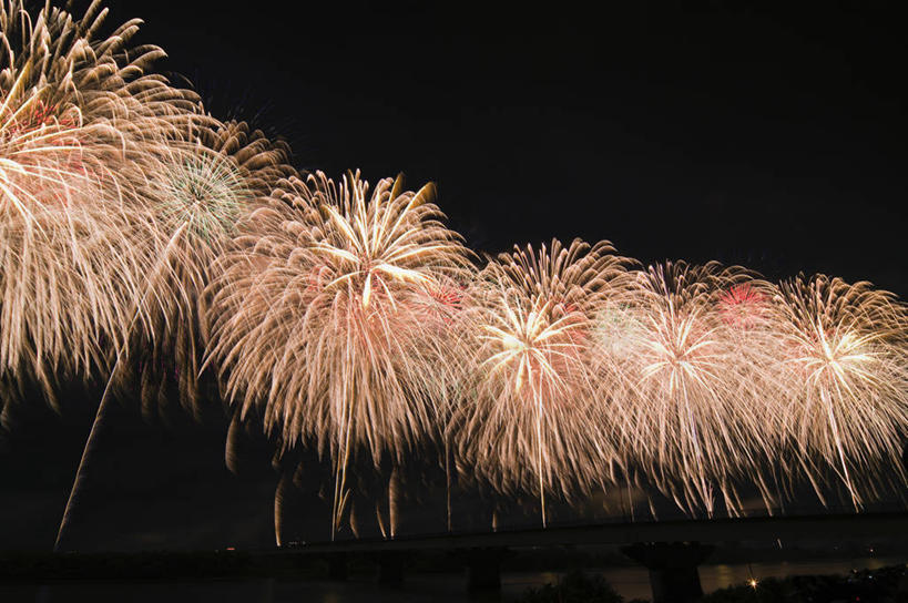无人,横图,彩色,室外,夜晚,仰视,度假,美景,城市风光,城市,烟火,日本,亚洲,高大,景观,宏伟,辉煌,娱乐,黑色,天空,焰火,天,享受,休闲,灿烂,景色,放松,璀璨,雄伟,礼花,光辉,东亚,本州,本州岛,日本国,中部地方,新潟,新潟县,花炮,礼花炮,绚烂,光耀,长冈,长冈市,烟花,彩图,低角度拍摄