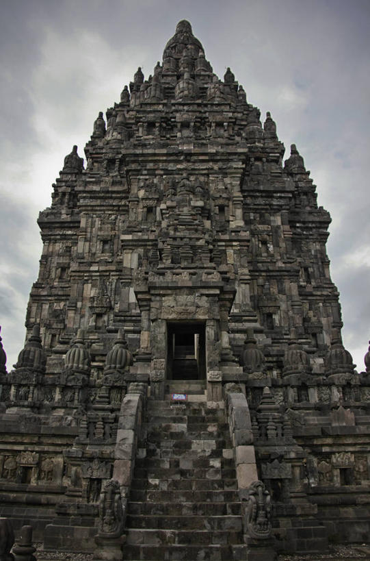 无人,寺庙,竖图,室外,白天,仰视,旅游,度假,名胜古迹,门,标志建筑,地标,建筑,雕塑,印度尼西亚,印尼,亚洲,遗迹,艺术,装饰,雕刻,雕像,乌云,云,阴天,云朵,塔,云彩,古迹,文物,娱乐,建设,古建筑,宝塔,石雕,天空,工艺品,门框,庙宇,天,享受,休闲,旅游胜地,放松,东南亚,纪念,美术,昏暗,阴沉,主题,陈列,古文明,印度尼西亚共和国,功能,美学,浮图,浮屠,爪哇,爪哇岛,巴兰班南,拔兰班南寺,普兰巴南寺庙群,日惹,彩图,低角度拍摄,庙,寺