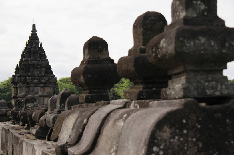 无人,寺庙,横图,室外,白天,正面,旅游,度假,草地,草坪,名胜古迹,植物,门,标志建筑,地标,建筑,雕塑,印度尼西亚,印尼,亚洲,遗迹,艺术,装饰,雕刻,雕像,云,云朵,塔,云彩,古迹,文物,娱乐,建设,古建筑,宝塔,石雕,草,蓝色,绿色,白云,蓝天,天空,工艺品,门框,庙宇,天,享受,休闲,旅游胜地,放松,东南亚,晴朗,纪念,美术,主题,陈列,古文明,印度尼西亚共和国,功能,美学,浮图,浮屠,爪哇,爪哇岛,巴兰班南,拔兰班南寺,普兰巴南寺庙群,日惹,晴空,彩图,庙,寺