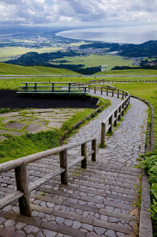 无人,公园,栏杆,竖图,室外,白天,正面,旅游,度假,草地,草坪,美景,山,山脉,植物,楼梯,秋田县,日本,亚洲,阴影,光线,扶手,影子,阶梯,景观,山峰,云,云朵,山峦,云彩,娱乐,护栏,台阶,草,树,树木,蓝色,绿色,白云,蓝天,天空,阳光,自然,群山,天,享受,休闲,景色,放松,生长,晴朗,成长,自然风光,东亚,本州,本州岛,日本国,秋田,东北地方,晴空,彩图,国定公园,寒风山,男鹿国定公园,男鹿市,准国家公园