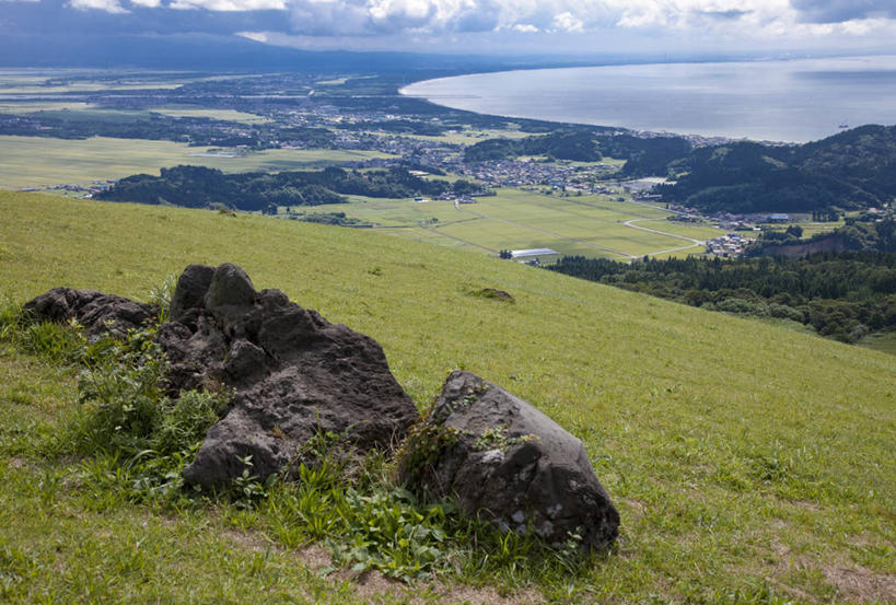 无人,公园,横图,俯视,室外,白天,旅游,度假,草地,草坪,湖,湖泊,石头,美景,山,山脉,树林,水,植物,秋田县,日本,亚洲,阴影,光线,石子,影子,湖面,景观,山峰,水流,水面,云,云朵,山峦,云彩,娱乐,草,树,树木,蓝色,绿色,白云,蓝天,天空,阳光,自然,湖水,群山,天,享受,休闲,景色,放松,生长,晴朗,成长,自然风光,东亚,本州,本州岛,日本国,秋田,东北地方,石块,岩石,晴空,彩图,高角度拍摄,国定公园,寒风山,男鹿国定公园,男鹿市,准国家公园