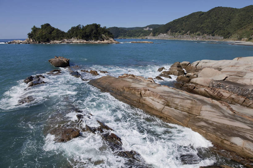 无人,横图,室外,白天,正面,旅游,度假,海浪,海洋,石头,美景,沙滩,山,山脉,树林,植物,日本,亚洲,阴影,光线,沙子,石子,影子,海岸,景观,浪花,山峰,沙地,山峦,娱乐,树,树木,蓝色,绿色,蓝天,天空,阳光,自然,海水,群山,天,享受,休闲,景色,放松,生长,晴朗,成长,自然风光,海景,东亚,万里无云,高知,日本国,高知县,四国地方,四国,四国岛,大海,风浪,海,海水的波动,海滩,近岸浪,石块,岩石,涌浪,晴空,晴空万里,彩图,土佐清水市