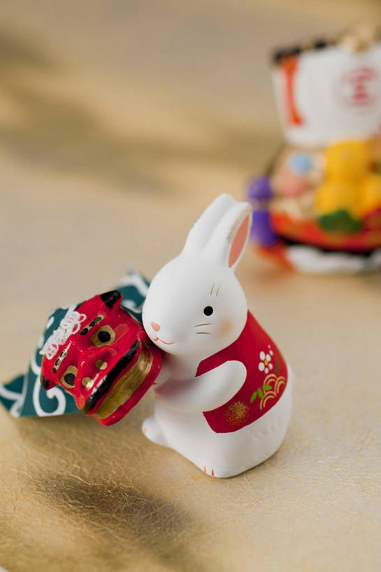 无人,坐,竖图,俯视,室内,特写,白天,哺乳动物,静物,雕塑,春节,握,阴影,节日,朦胧,模糊,庆祝,艺术,装饰,反射,兔子,雕刻,雕像,假面具,面具,影子,拿,拿着,注视,文化,传统,十二生肖,一只,动物,工艺品,观察,看,庆典,属相,握着,生肖,观看,纪念,兔,美术,察看,关注,主题,陈列,功能,美学,兽历,坐着,彩图,高角度拍摄,鬼面,鬼形脸谱