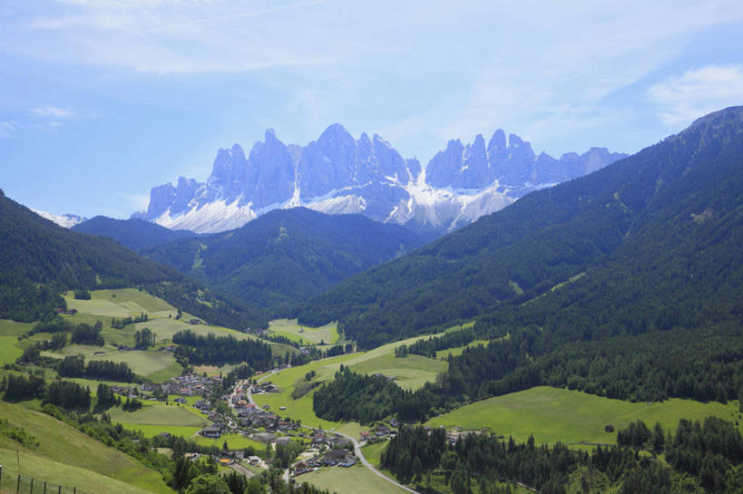 无人,家,木屋,农田,横图,俯视,室外,白天,旅游,度假,庄稼,农作物,草地,草坪,石头,美景,山,山脉,树林,植物,意大利,欧洲,阿尔卑斯山,石子,景观,山峰,云,云朵,山峦,云彩,娱乐,住宅,草,树,树木,蓝色,绿色,白云,蓝天,天空,自然,群山,天,享受,休闲,景色,放松,生长,晴朗,成长,南欧,自然风光,阿尔卑斯山脉,意大利共和国,威内托,威内托大区,多洛米蒂山脉,贝卢诺,贝卢诺省,石块,晴空,彩图,高角度拍摄,耕地,庄稼田,茅舍,茅屋,棚屋,小木屋,小屋,波尔萨诺,博尔扎诺,特伦托自治省
