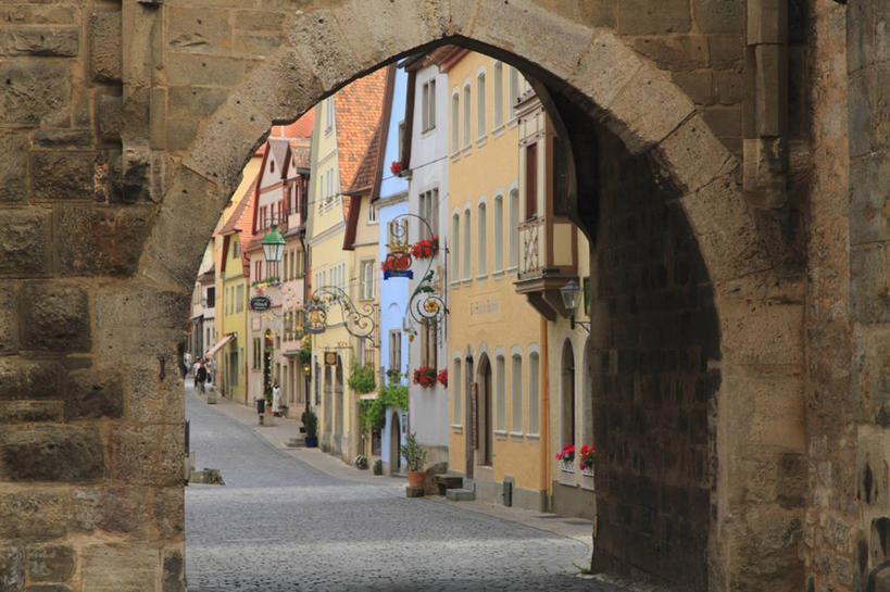 西方人,家,横图,室外,白天,正面,旅游,度假,美景,植物,城市风光,城市,道路,建筑,路,德国,欧洲,欧洲人,房屋,墙,屋子,景观,公寓,拱门,小路,交通,娱乐,建设,洋房,楼房,墙壁,墙面,住宅,树,树木,绿色,自然,享受,休闲,景色,放松,生长,成长,西欧,德意志联邦共和国,巴伐利亚,巴伐利亚州,拜恩州,拜恩自由州,罗滕堡,白种人,半身,彩图,房子,中弗兰肯行政区