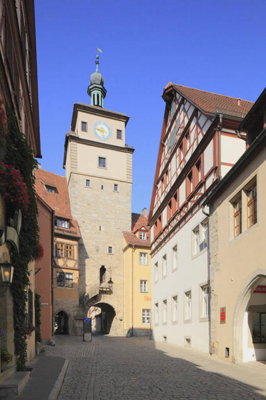 无人,家,竖图,室外,白天,仰视,旅游,度假,美景,城市风光,城市,道路,建筑,路,德国,欧洲,阴影,光线,影子,房屋,屋子,景观,公寓,小路,交通,娱乐,建设,洋房,楼房,住宅,蓝色,蓝天,天空,阳光,天,享受,休闲,景色,放松,晴朗,西欧,万里无云,德意志联邦共和国,巴伐利亚,巴伐利亚州,拜恩州,拜恩自由州,罗滕堡,晴空,晴空万里,彩图,低角度拍摄,房子,中弗兰肯行政区