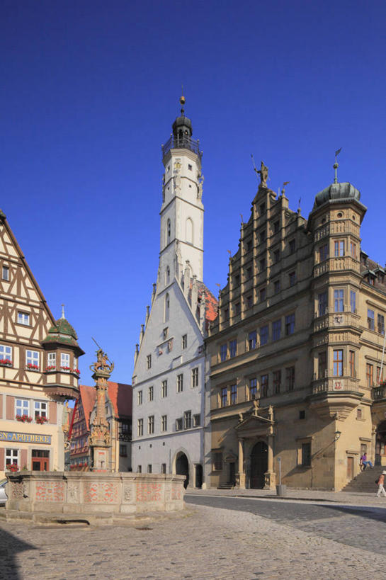 无人,高楼大厦,竖图,室外,白天,仰视,度假,美景,城市风光,城市,大厦,道路,建筑,路,摩天大楼,喷泉,德国,欧洲,阴影,光线,影子,景观,小路,交通,文化,娱乐,建设,蓝色,蓝天,天空,阳光,天,品味,享受,休闲,景色,放松,晴朗,西欧,水景,万里无云,德意志联邦共和国,美观,巴伐利亚,巴伐利亚州,拜恩州,拜恩自由州,罗滕堡,设计,晴空,晴空万里,彩图,低角度拍摄,大楼,高层建筑,高楼,摩天楼,中弗兰肯行政区