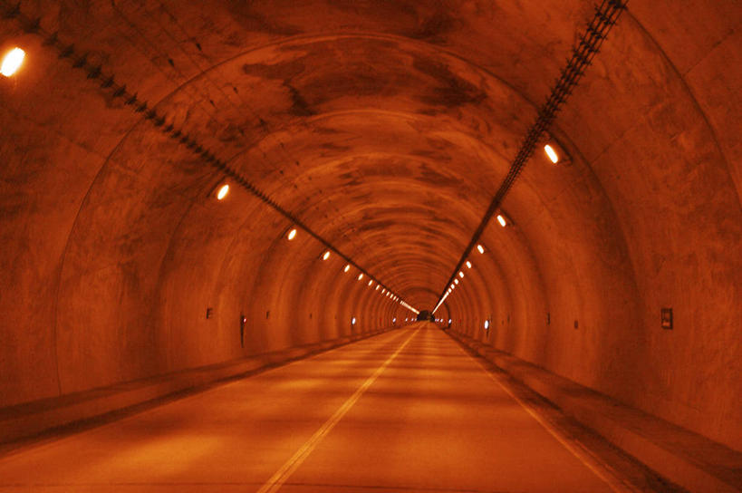 无人,横图,室外,白天,正面,消失点,道路,路,公路,照明,北海道,日本,亚洲,阴影,光线,隧道,壁灯,影子,灯光,分界线,停车线,交通,灯,灯具,车行道,车行道分界线,照亮,照明设备,地道,标线,东亚,车行线,日本国,北海道地方,北海道岛,马路,彩图,没影点,灭点