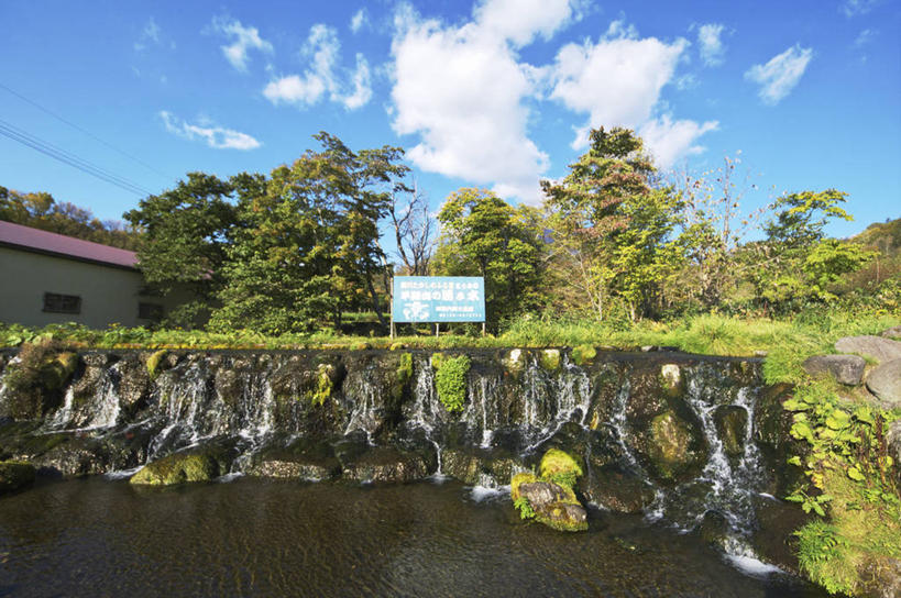 无人,家,横图,室外,白天,仰视,旅游,度假,草地,草坪,河流,石头,美景,瀑布,水,植物,北海道,日本,亚洲,阴影,飞溅,溅,光线,石子,液体,影子,房屋,屋子,河水,景观,水滴,水流,云,云朵,云彩,娱乐,楼房,住宅,水珠,草,树,树木,蓝色,绿色,白云,蓝天,天空,小溪,阳光,自然,天,溪水,享受,休闲,景色,放松,生长,晴朗,成长,喷洒,自然风光,东亚,日本国,北海道地方,北海道岛,羊蹄山,支笏洞爷国立公园,跌水,石块,岩石,晴空,彩图,低角度拍摄,房子