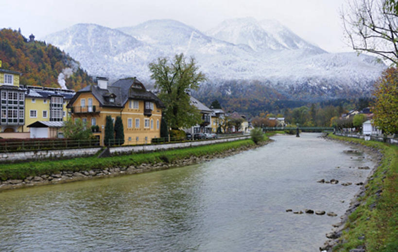 无人,家,横图,室外,白天,正面,旅游,度假,草地,草坪,河流,石头,美景,山,水,雪,雪山,植物,雾,大雪,城市风光,城市,建筑,奥地利,欧洲,阴影,波纹,朦胧,模糊,光线,石子,影子,房屋,屋子,冰,河水,积雪,景观,山顶,山峰,水流,雪景,冬季,冬天,公寓,涟漪,山峦,娱乐,建设,洋房,楼房,住宅,草,树,树木,蓝色,绿色,倒影,蓝天,水纹,天空,阳光,自然,波浪,天,享受,休闲,景色,放松,寒冷,生长,晴朗,成长,迷雾,冰冷,倒映,中欧,沉积岩,万里无云,首府,萨尔斯堡,水晕,严寒,奥地利共和国,冰凉,酷寒,凛冽,凛凛,极冷,萨尔茨堡,萨尔茨堡州,颠峰,极峰,反照,萨尔茨卡默古特,水成岩,特劳恩湖,石块,岩石,大雾,晴空,晴空万里,彩图,房子
