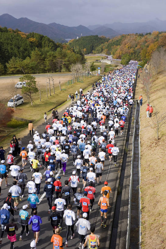 东方人,跑,竖图,俯视,室外,白天,运动服,锻炼,快乐,比赛,运动,竞争,马拉松赛,草地,草坪,植物,道路,路,公路,帽子,亚洲,阴影,服装,光线,影子,云,云朵,交通,许多人,云彩,黄种人,娱乐,运动帽,草,树,树木,衣服,蓝色,绿色,白云,蓝天,天空,阳光,自然,天,一群人,休闲,鸭舌帽,服饰,生长,晴朗,成长,大众,体育运动,衣着,穿着,群众,长跑,衣饰,人民,体育,马拉松,男人,男性,年轻男性,年轻女性,女人,女性,亚洲人,晴空,马路,跑步,半身,彩图,高角度拍摄,健身,运动装