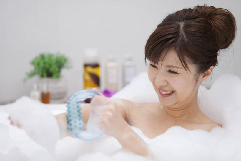 东方人,一个人,坐,笑,微笑,露齿笑,横图,室内,白天,正面,按摩,化妆,美容,植物,卫生间,浴室,亚洲,仅一个女性,仅一个人,护肤,握,阴影,盛开,反射,盆栽,器材,影子,墙,盆景,拿,花蕾,拿着,注视,黄种人,墙壁,墙面,花,花瓣,花朵,鲜花,绿色,紫色,自然,化妆品,肥皂,香皂,浴缸,日用品,洗浴用品,花苞,花蕊,观察,看,清洁,仅一个中年女性,保养,享受,休闲,健康,放松,握着,保健,生长,成长,观看,减肥,察看,护肤品,化妆用品,关注,护肤用品,舒缓,卫浴设备,养颜,指压,去污,紧肤,嫩肤,水管装置,女人,女性,中年女性,亚洲人,淋浴房,洗涤,坐着,半身,彩图,推拿,冲凉房,沐浴间,沐浴室,保健器材