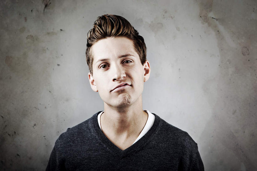 西方人,脸,头,脸颊,一个人,站,横图,室内,特写,白天,正面,欧洲,欧洲人,仅一个男性,仅一个人,灰色背景,服装,墙,注视,休闲装,墙壁,墙面,仅一个年轻男性,衣服,观察,看,站着,休闲,休闲服,摄影,服饰,影棚,观看,察看,关注,男人,男性,年轻男性,白种人,头部,脸部,脸蛋,面部,站立,半身,彩图,影棚拍摄,拍摄