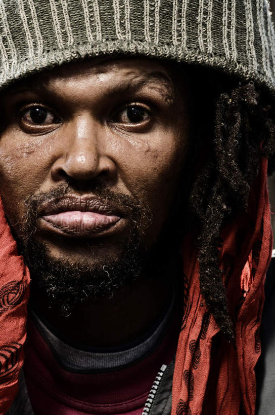 西方人,脸,头,脸颊,胡须,一个人,站,竖图,室内,特写,白天,正面,帽子,欧洲,欧洲人,仅一个男性,仅一个人,仅一个中年男性,服装,注视,休闲装,衣服,观察,看,站着,休闲,休闲服,服饰,观看,察看,关注,棉帽,男人,男性,中年男性,白种人,头部,胡子,络腮胡,脸部,脸蛋,面部,站立,半身,彩图