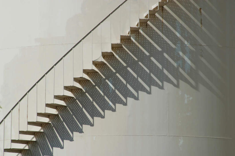 无人,工厂,栏杆,横图,室外,特写,白天,正面,楼梯,一排,阴影,整齐,光线,扶手,影子,阶梯,围栏,护栏,台阶,排列,白色,阳光,队列,彩图,工地,制造厂