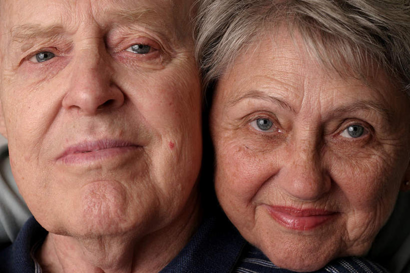 西方人,脸,头,脸颊,两个人,家庭,祖父母,站,笑,微笑,露齿笑,横图,室内,特写,白天,正面,欧洲,欧洲人,一排,服装,整齐,注视,休闲装,排列,衣服,观察,看,站着,休闲,温暖,温馨,一家人,休闲服,服饰,观看,和睦,察看,队列,关注,老年男性,老年女性,男人,男性,女人,女性,白种人,头部,脸部,脸蛋,面部,站立,半身,彩图,融洽