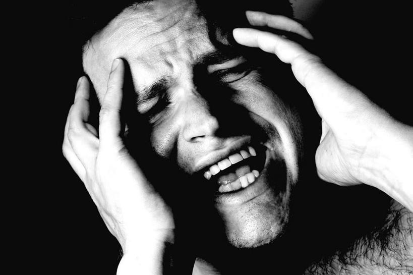 西方人,脸,头,脸颊,一个人,举,哭,横图,黑白,室内,特写,白天,正面,欧洲,欧洲人,仅一个男性,仅一个人,仅一个中年男性,黑色背景,节日,庆祝,文化,托,庆典,生病,万圣节,摄影,影棚,纪念,抱病,男人,男性,中年男性,白种人,头部,脸部,脸蛋,面部,举起,举手,举着,向上举,向上伸,向上托,半身,影棚拍摄,哭泣,哭啼,拍摄