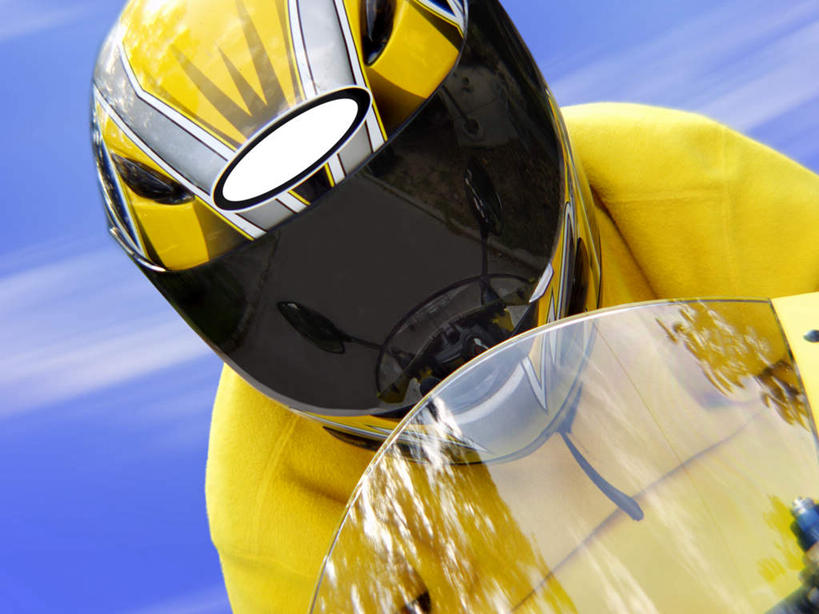 西方人,一个人,横图,室外,特写,白天,正面,摩托车,欧洲,欧洲人,仅一个男性,仅一个人,服装,头盔,休闲装,车,仅一个年轻男性,衣服,黄色,交通工具,休闲,休闲服,服饰,载具,男人,男性,年轻男性,白种人,半身,彩图