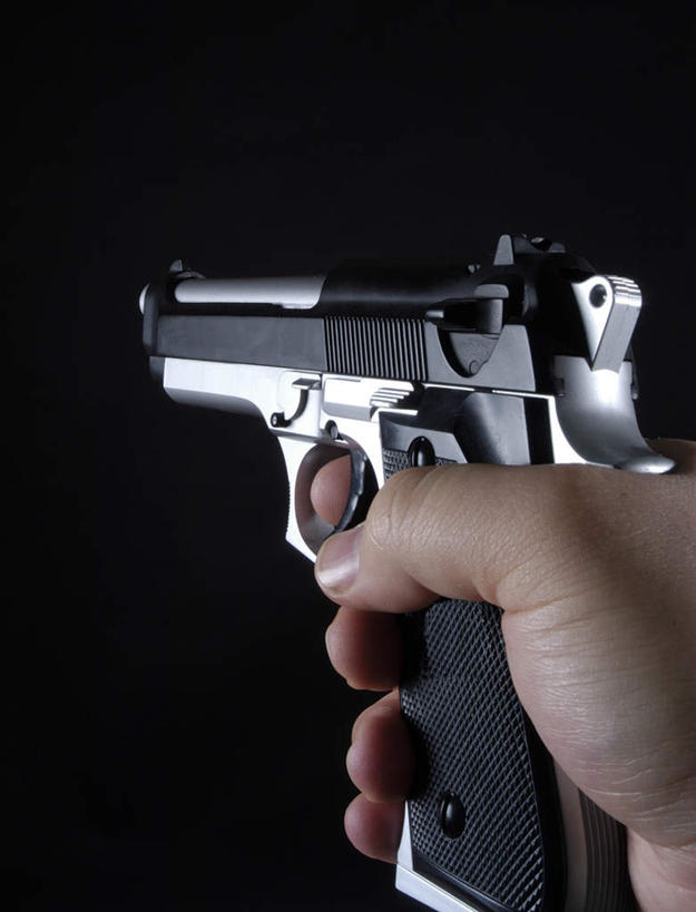 西方人,一个人,站,举,竖图,室内,特写,白天,正面,欧洲,欧洲人,仅一个男性,仅一个人,握,黑色背景,拿,拿着,仅一个年轻男性,托,站着,握着,摄影,手枪,影棚,犯罪,犯法,男人,男性,年轻男性,白种人,举起,举手,举着,向上举,向上伸,向上托,站立,半身,彩图,影棚拍摄,拍摄