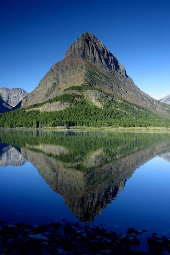 无人,公园,竖图,室外,白天,正面,旅游,度假,湖,湖泊,美景,山,山脉,树林,水,植物,美国,阴影,波纹,光线,影子,湖面,景观,山峰,水流,水面,涟漪,山峦,娱乐,树,树木,蓝色,绿色,蓝天,水纹,天空,阳光,自然,波浪,湖水,群山,天,享受,休闲,景色,放松,生长,成长,北美,北美洲,自然风光,美洲,蒙大拿州,水晕,北亚美利加洲,亚美利加洲,蒙大拿,长空之乡,财富之州,冰河公园,冰河国家公园,彩图