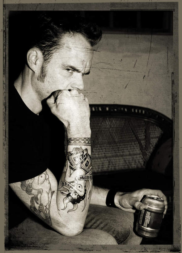 啤酒,西方人,脸,头,脸颊,一个人,坐,举,竖图,室内,特写,白天,侧面,时尚,欧洲,欧洲人,仅一个男性,仅一个人,服装,酒类,休闲装,文化,纹身,酒,饮料,仅一个年轻男性,衣服,托,休闲,休闲服,个性,服饰,信仰,刺青,追求,想象,文身,勇气,崇拜,张扬,男人,男性,年轻男性,白种人,头部,脸部,脸蛋,面部,举起,举手,举着,向上举,向上伸,向上托,坐着,半身,彩图