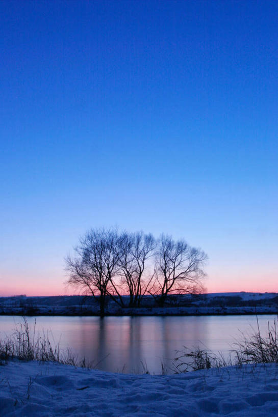 无人,竖图,室外,白天,正面,旅游,度假,草地,草坪,河流,美景,日落,树林,水,雪,植物,大雪,波纹,河水,积雪,景观,水流,晚霞,霞光,雪景,冬季,冬天,落日,涟漪,娱乐,草,树,树木,蓝色,绿色,蓝天,水纹,天空,自然,黄昏,波浪,天,享受,休闲,景色,彩霞,放松,寒冷,生长,成长,自然风光,水晕,严寒,夕照,夕阳,彩图,斜阳